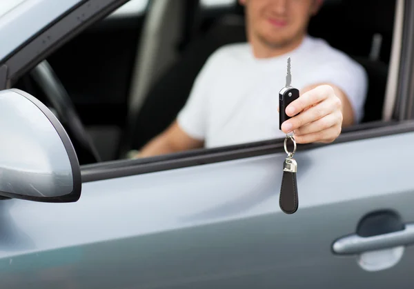 Hombre con llave de coche afuera — Foto de Stock