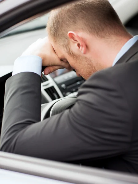 Fáradt üzletember vagy taxival a személygépkocsi-vezető — Stock Fotó