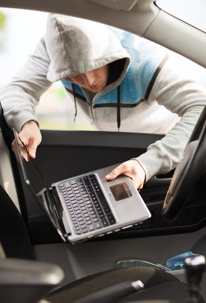 Ladrão roubando laptop do carro — Fotografia de Stock