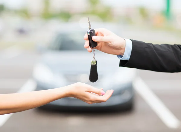 Cliente e vendedor com chave de carro — Fotografia de Stock