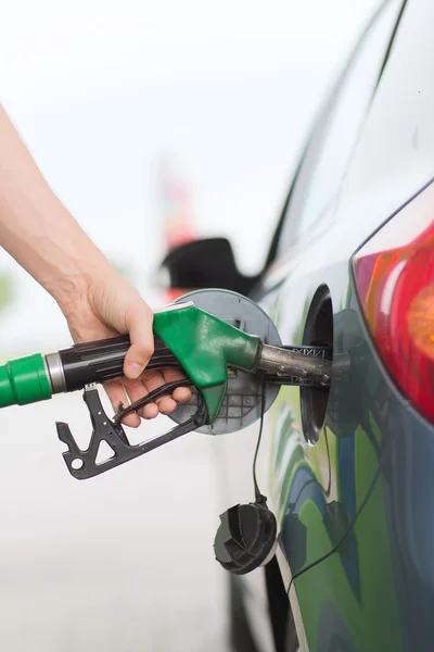 Hombre bombeando combustible de gasolina en coche en la gasolinera — Foto de Stock
