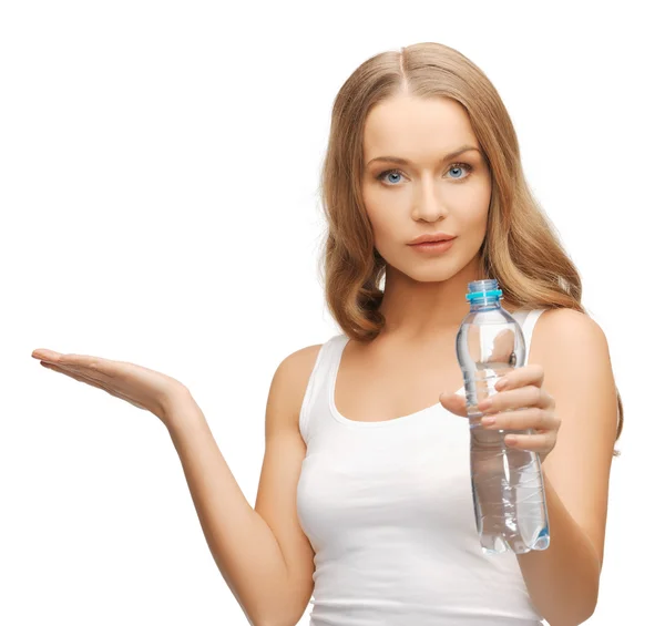 Junge schöne Frau mit Flasche Wasser — Stockfoto