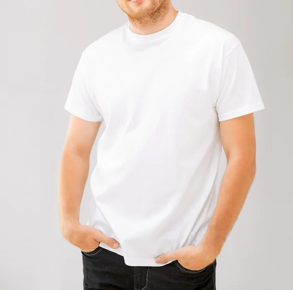 Smiling man in blank white t-shirt — Stock Photo, Image