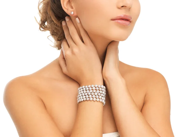 Hermosa mujer con pendientes de perlas y pulsera — Foto de Stock