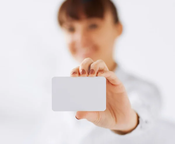 Empresaria mostrando tarjeta en blanco — Foto de Stock