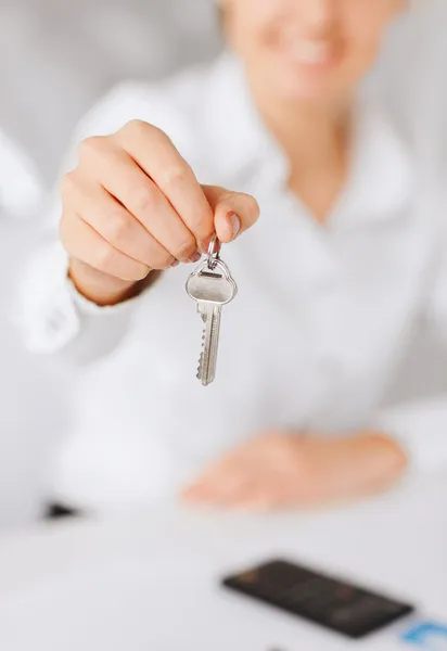 Frau hält Hausschlüssel in der Hand — Stockfoto