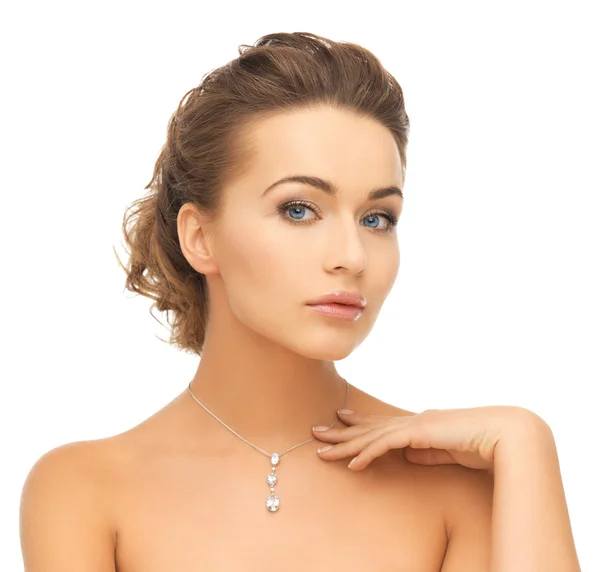 Femme portant pendentif diamant brillant — Photo