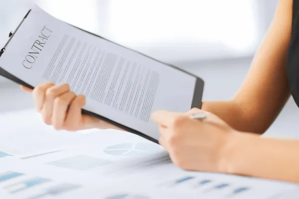 Woman hand signing contract paper — Stock Photo, Image