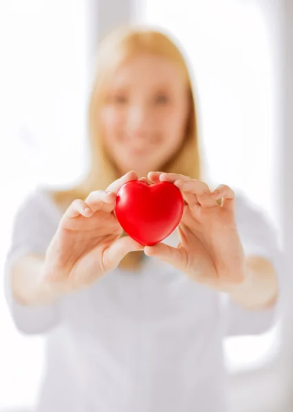 Doctora con corazón — Foto de Stock