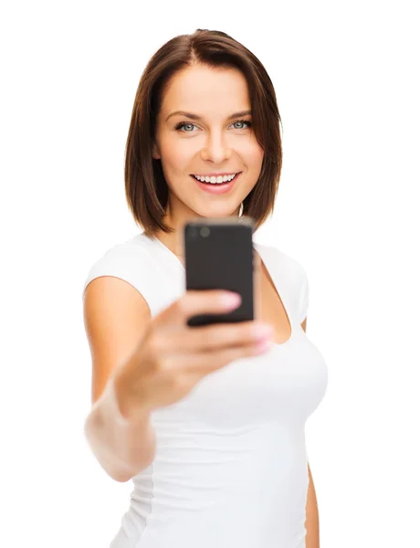 Femme heureuse avec smartphone — Photo