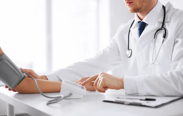 Doctor and patient measuring blood pressure — Stock Photo, Image