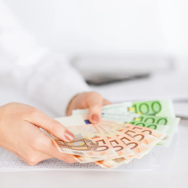 Жінка руки з євро готівкові гроші — стокове фото