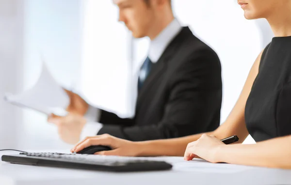 Business team on meeting using computer — Stock Photo, Image