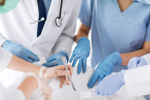 Young group of doctors doing operation — Stock Photo, Image
