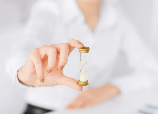 Woman hand with sandglass — Stock Photo, Image