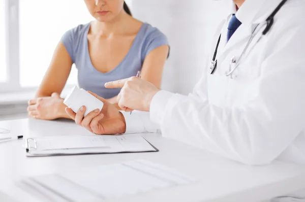 Paciente y médico recetando medicamentos — Foto de Stock