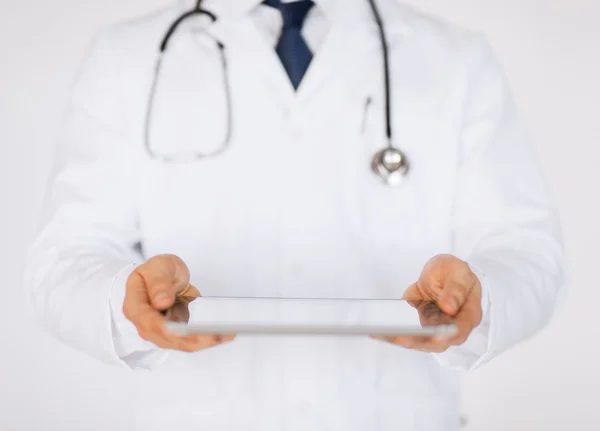 Male doctor holding tablet pc and stethoscope — Stock Photo, Image