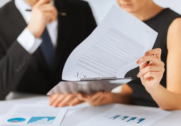 Hombre y mujer firmando contrato de papel — Foto de Stock