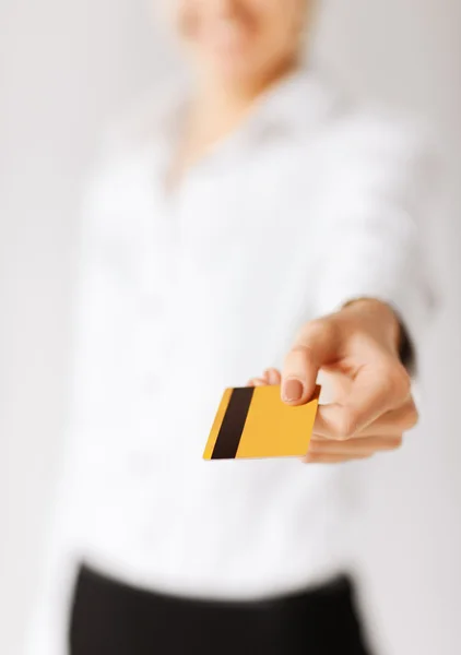 Mujer mostrando tarjeta de crédito de oro — Foto de Stock