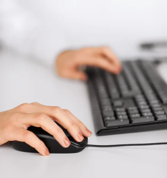 Mãos de mulher com teclado e mouse — Fotografia de Stock