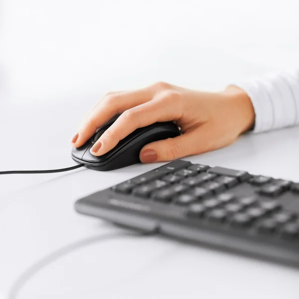 Mãos de mulher com teclado e mouse — Fotografia de Stock