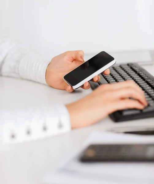 Vrouw hand met smartphone — Stockfoto