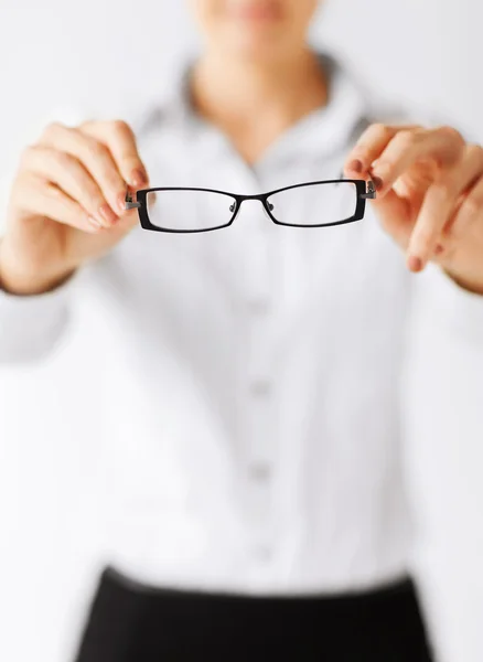 Mujer con gafas graduadas — Foto de Stock