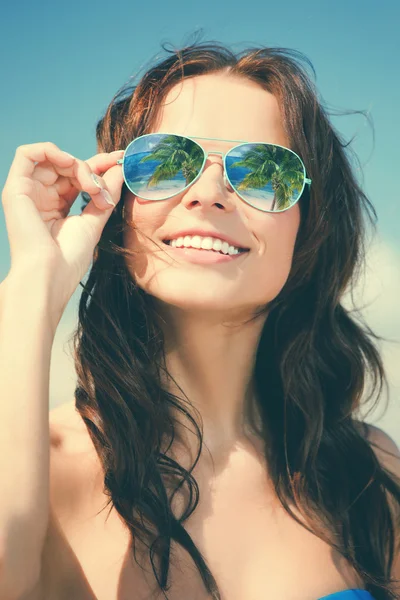 Vrouw in bikini en zonnebril — Stockfoto