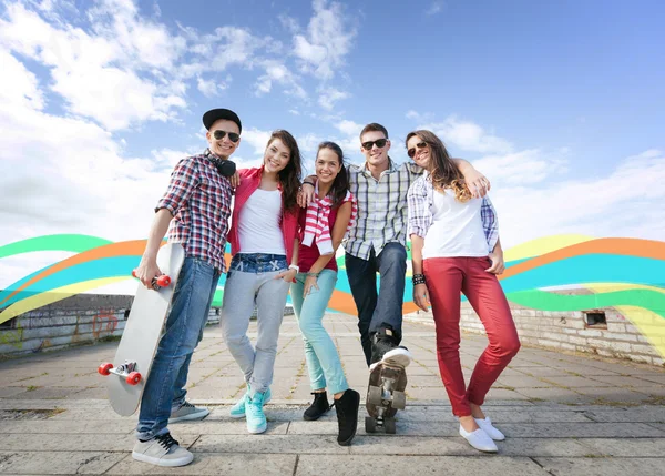 Tonåringar med skridskor utanför — Stockfoto