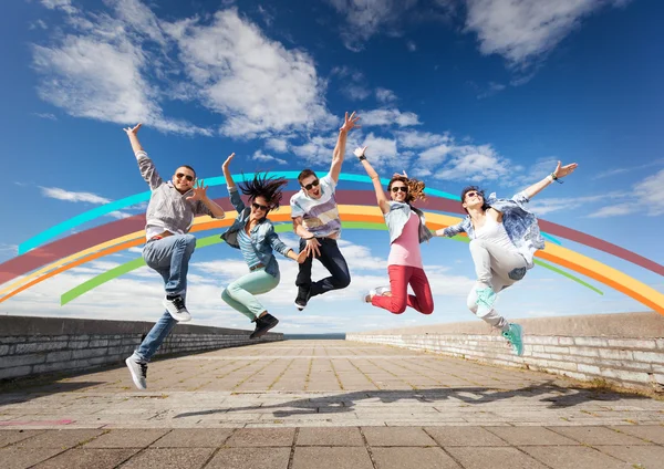 Grupo de adolescentes saltando — Fotografia de Stock