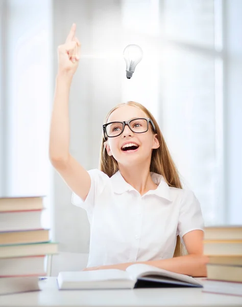 Estudiante chica estudiando en la escuela — Foto de Stock