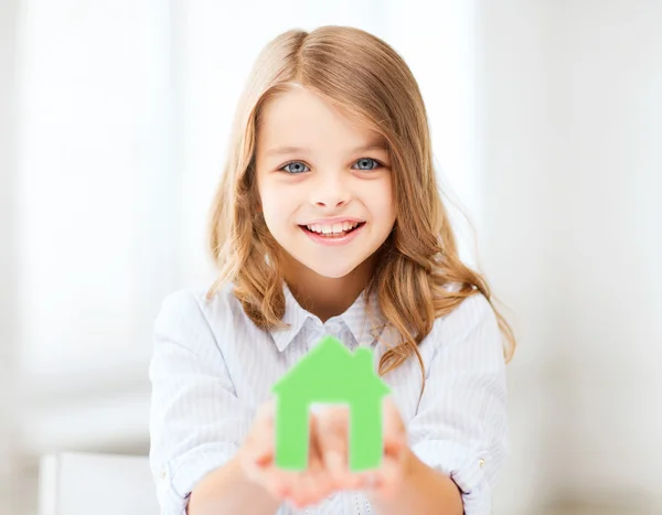 Menina segurando casa de papel verde — Fotografia de Stock