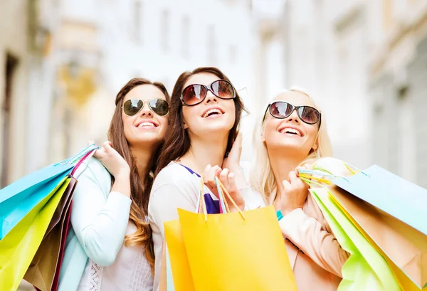 Meninas com sacos de compras em ctiy — Fotografia de Stock