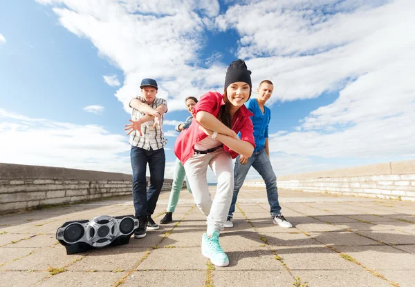 Grupa nastolatków, taniec — Zdjęcie stockowe