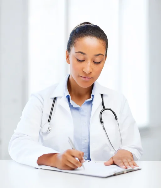 Femmina medico scrittura prescrizione — Foto Stock