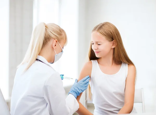 Doctor doing vaccine to child in hospital — Stock Photo, Image