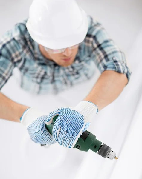 Mann bohrt in die Wand — Stockfoto