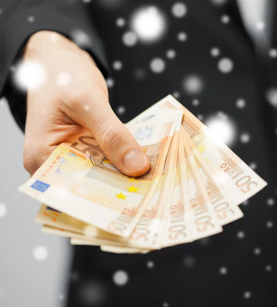 Hombre de traje con dinero en efectivo en euros — Foto de Stock