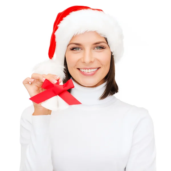 Lachende vrouw in santa helper hoed en jingle bells — Stockfoto