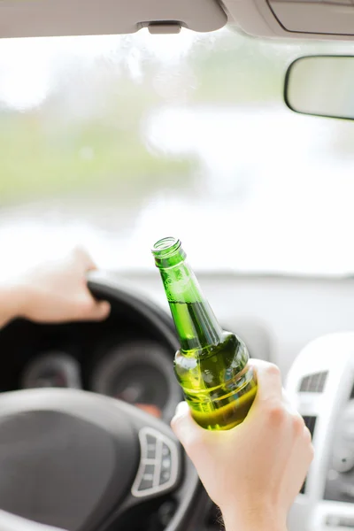 Homme buvant de l'alcool en conduisant la voiture — Photo