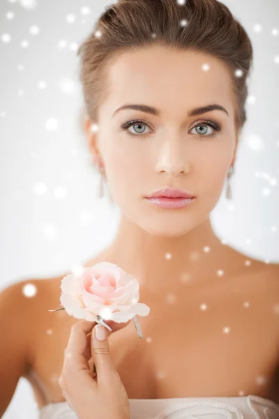 Mujer joven con flor de rosa — Foto de Stock