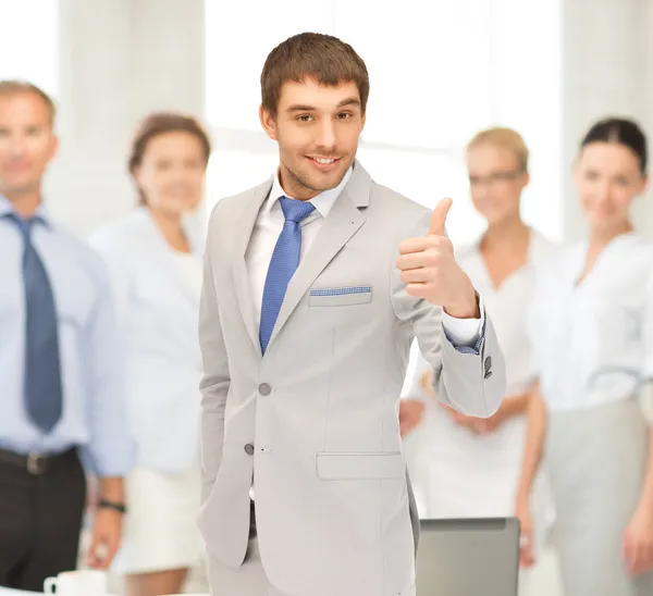 Hombre de negocios sonriente con pulgares arriba —  Fotos de Stock