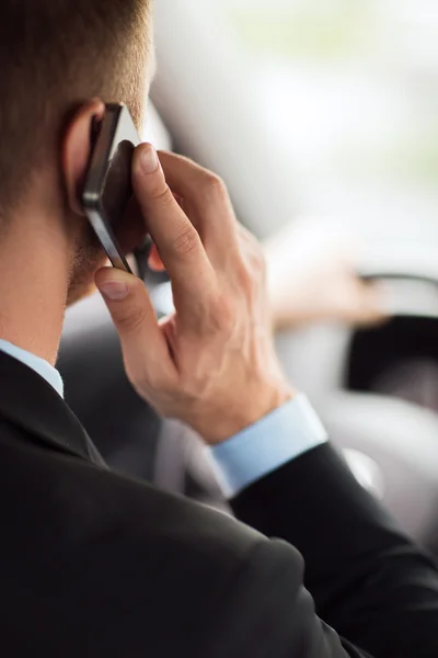 Homem usando telefone enquanto dirige o carro — Fotografia de Stock