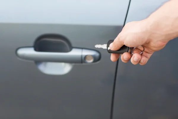 Man with car key outside — Stock Photo, Image