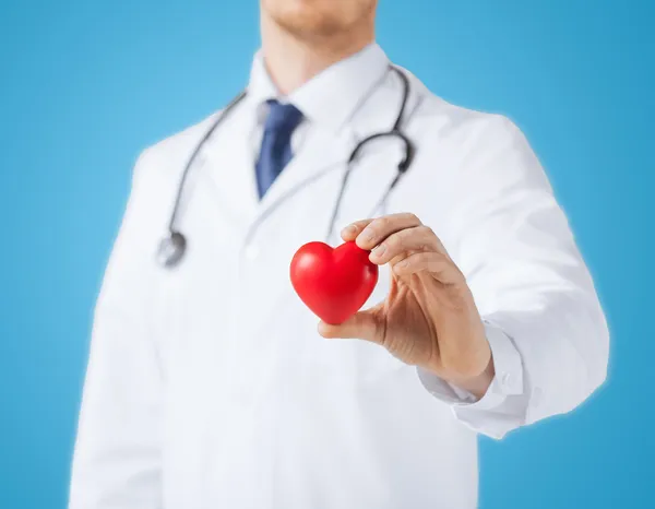 Médico varón con corazón —  Fotos de Stock