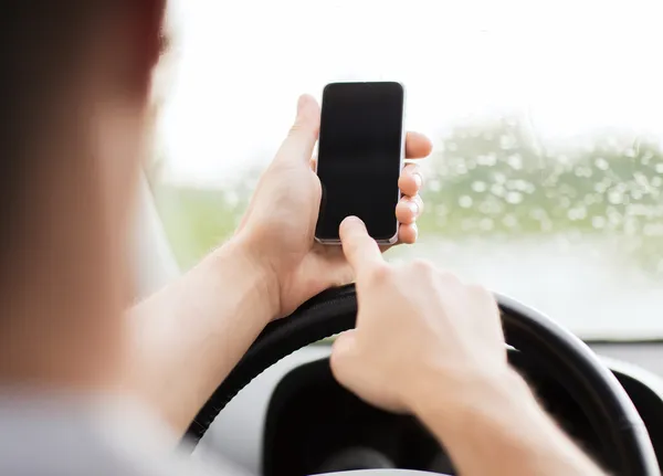 Man using phone while driving the car — Stock Photo, Image