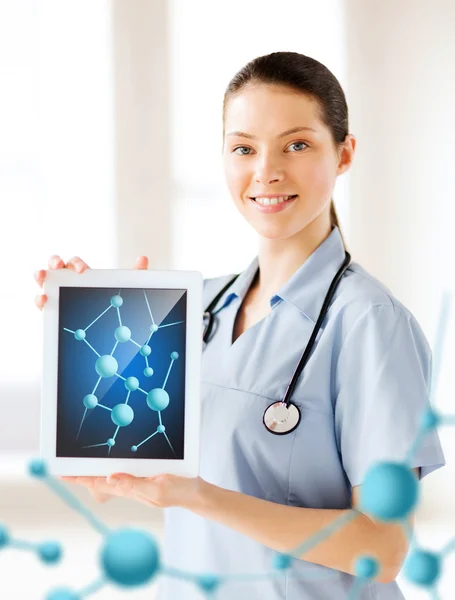 Doctora con tableta pc y moléculas — Foto de Stock