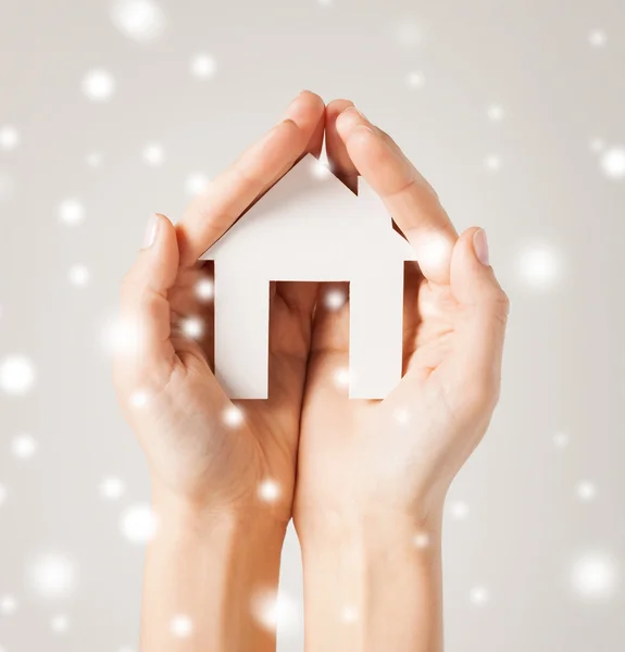 Vrouw handen met papier huis — Stockfoto