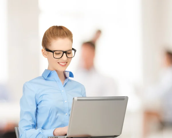 Mujer con portátil — Foto de Stock