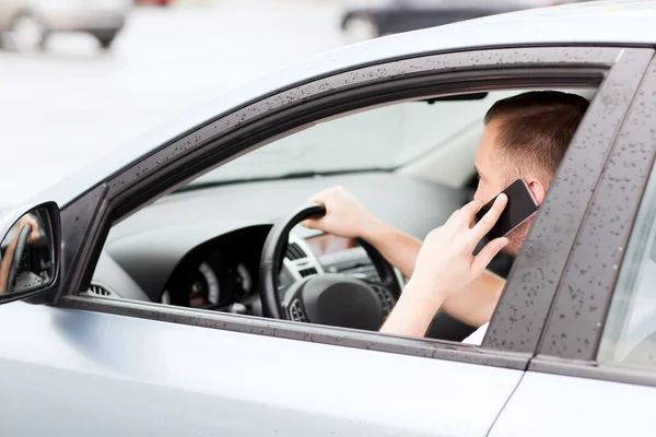 Mężczyzna korzystający z telefonu podczas prowadzenia samochodu — Zdjęcie stockowe